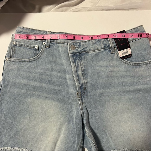 No Boundaries High Rise Crossover Relaxed Short - Picture 6 of 7